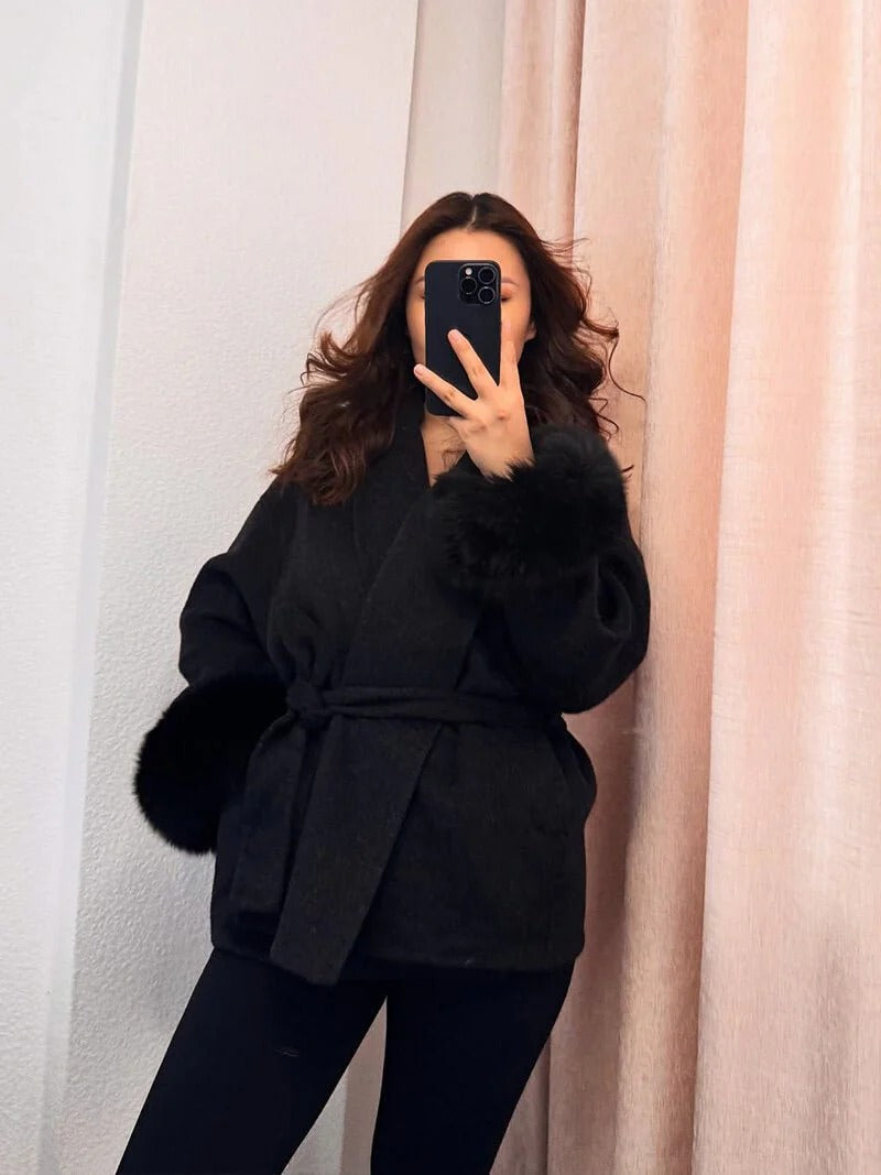 Anastazja™ | Elegancka kurtka z paskiem i futrzanymi rękawami