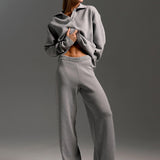 Indy | Damski dres z oversize polo swetrem i szerokimi spodniami w kolorze piaskowym